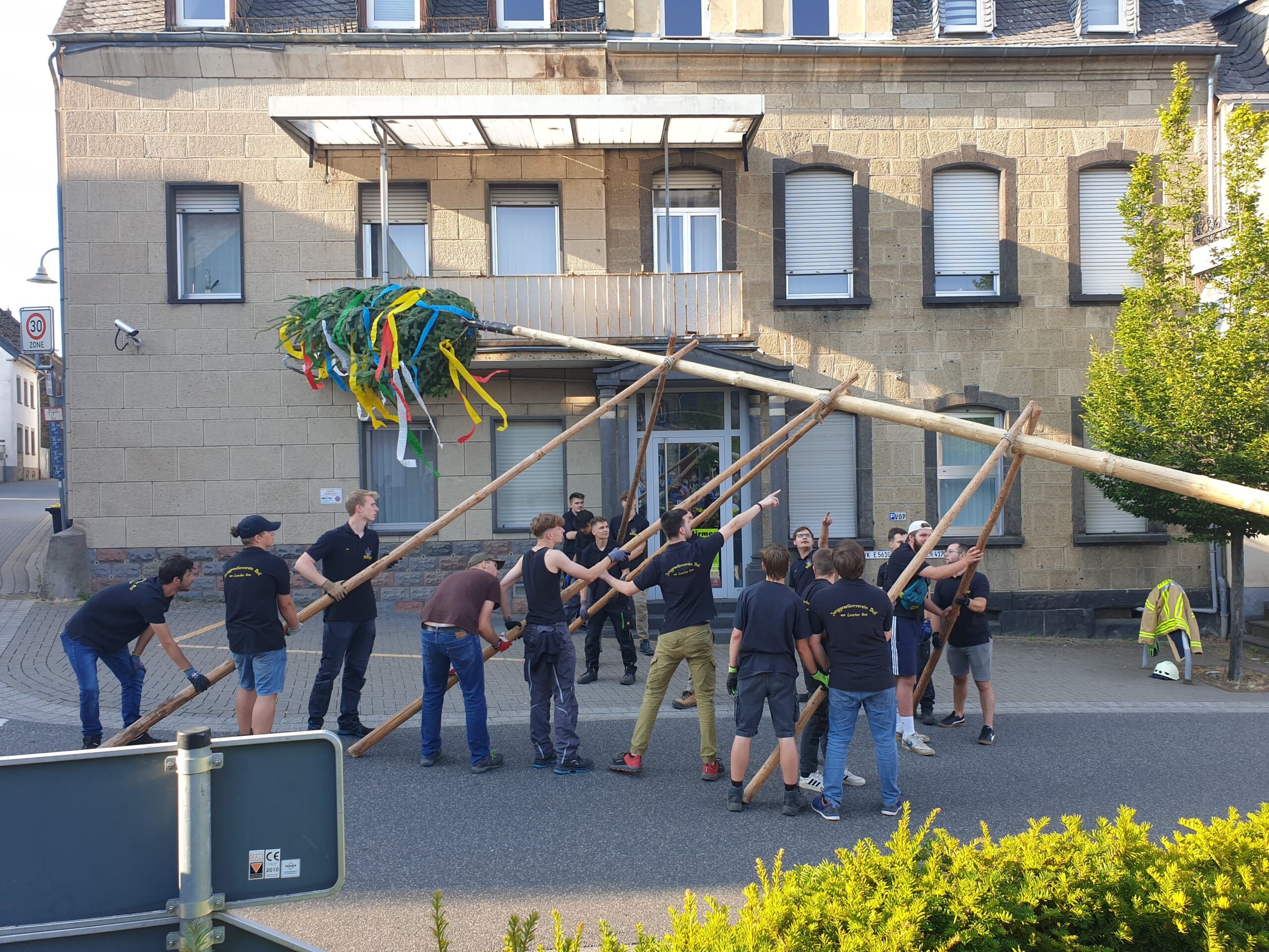 Maibaumaufstellen kirmes 2025